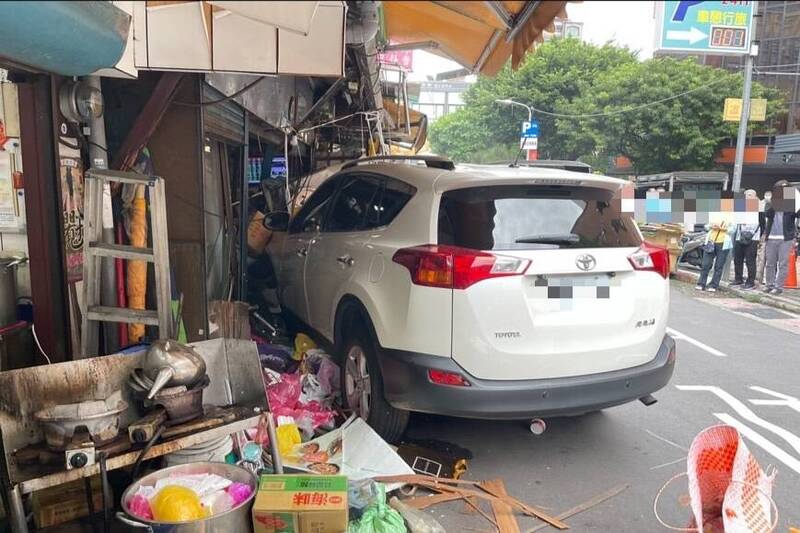 林女轿车暴冲。（记者王冠仁翻摄）