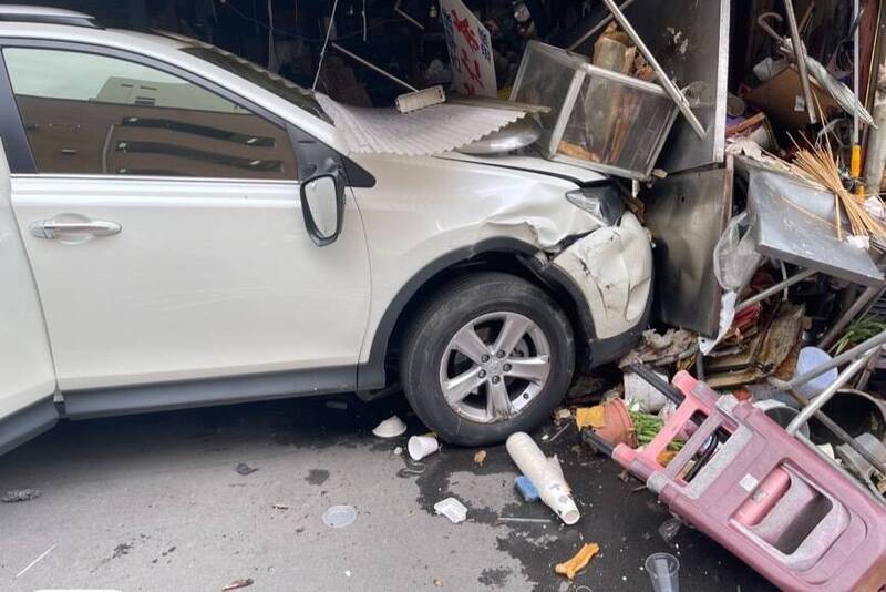 林女轿车暴冲。(记者王冠仁翻摄) 林女轿车暴冲。(记者王冠仁翻摄)