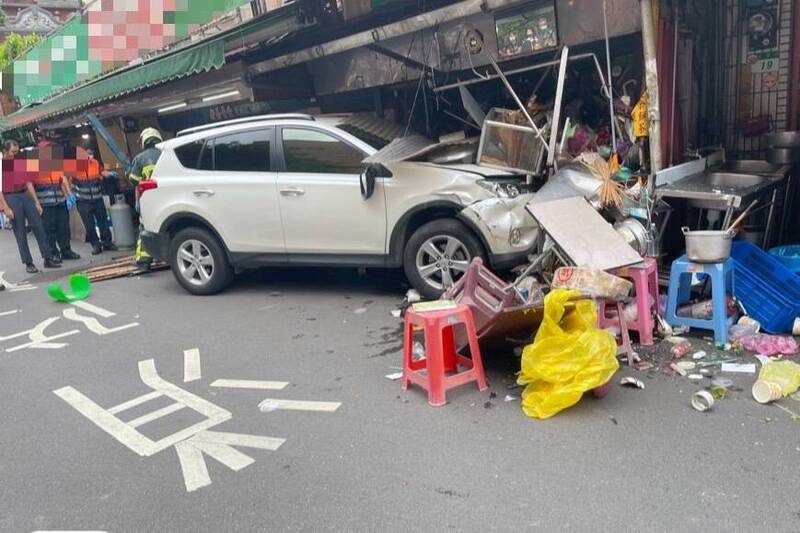 林女轿车暴冲。(记者王冠仁翻摄) 林女轿车暴冲。(记者王冠仁翻摄)