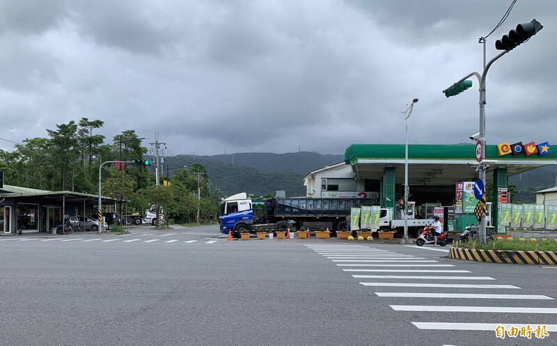 宜蘭縣冬山鄉冬山路一段與安中路口，去年1月發生女學生被砂石車輾死後，雖改善部分交通動線，仍不時傳出有大車自加油站駛出，與主線爭道情形發生，家屬憂心悲劇再發生，向民代陳情。（記者王峻祺攝）