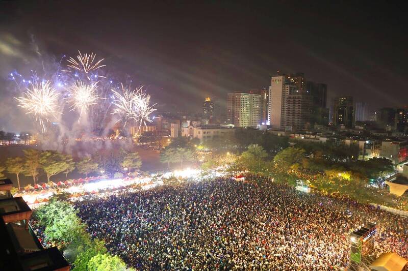 台南市今年12/31預計只舉辦1場跨年演唱會，不再分兩地舉辦，圖為去年跨年晚會。 （圖由南市府提供）