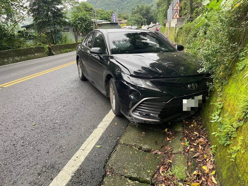 杜男今天下午駕車行經新北市新店新烏路一段時，因低頭撿東西逆向開到對向車道，撞上鄭姓男子所駕駛的休旅車。（記者陸運鋒攝）