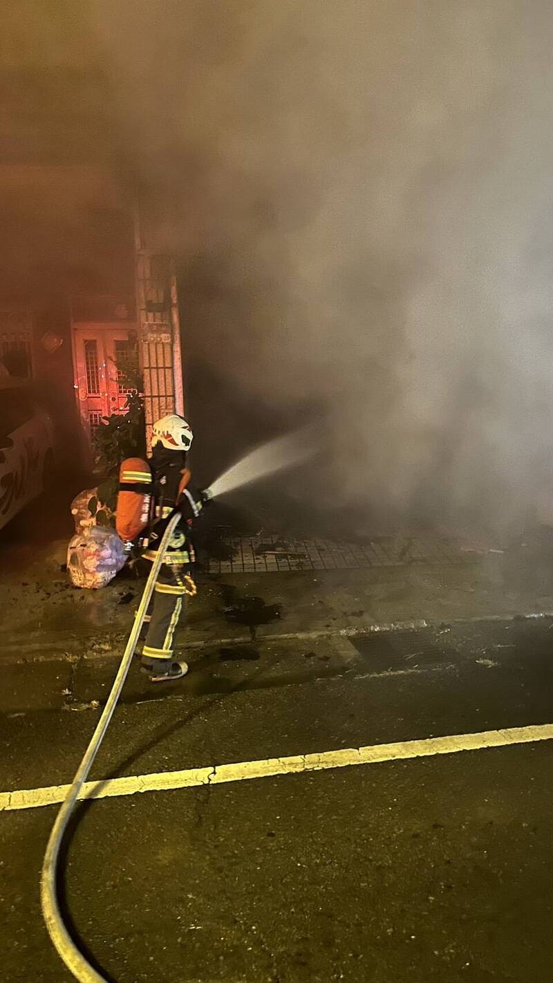 雲林麥寮晚間7點多發生住宅火警，42歲侯女昏迷火場，救出後急送雲林長庚醫院救治。（民眾提供）