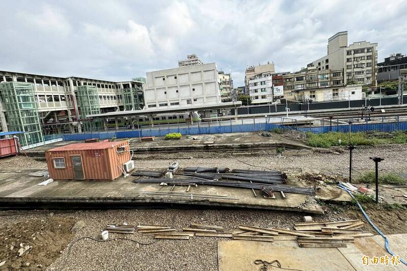 桃園鐵路地下化受營建市場缺工缺料、都市設計審議需求及文資發掘保護、平鎮端南延案納入辦理等因素影響修正計畫，需增加約769億元。（記者李容萍攝）