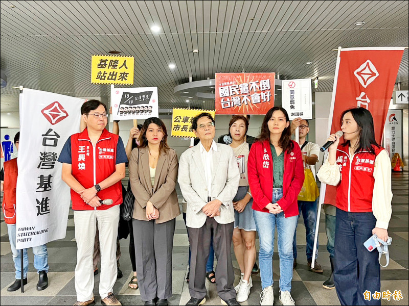 台灣基進黨主席王興煥（左一）和前基隆市代理市長、台灣獨立建國聯盟主席陳重光（右三）昨聲援罷免基隆市長謝國樑。（記者盧賢秀攝）