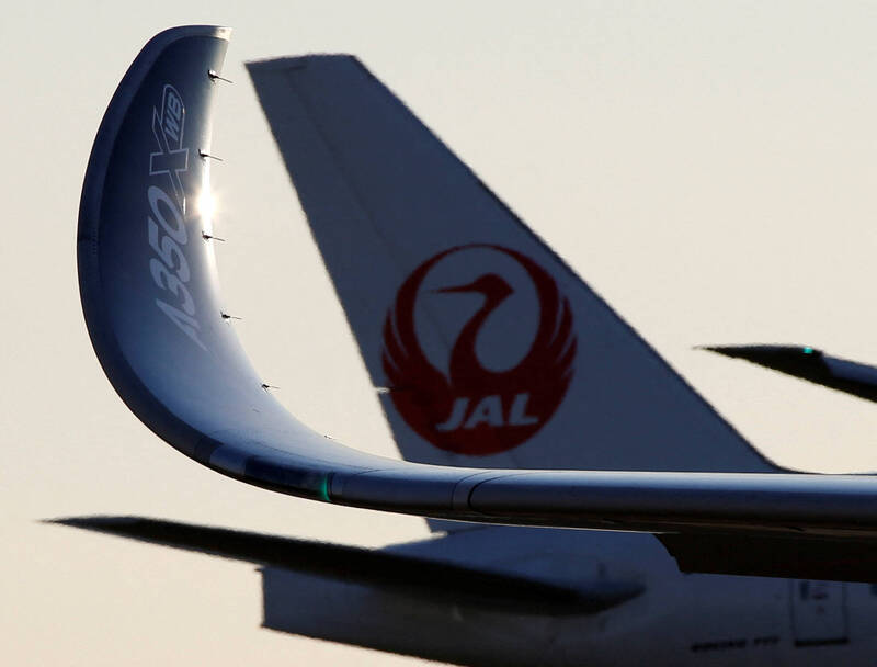 日本航空（JAL）一架編號JL8663班機，原定今（9）日從東京飛往台灣，然而卻在起飛不久發現「尾翼異常」，因此臨時決定返航。（路透資料照）