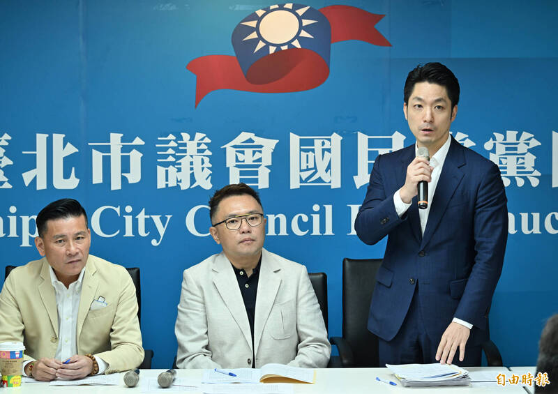 台北市長蔣萬安率領市府官員，前往台北市議會向國民黨黨團說明重大議法案。（記者田裕華攝）