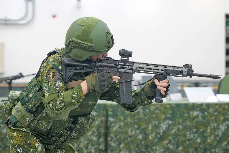 A soldier handles a T112 rifle manufactured by Taiwan’s 205th Armory during a media event to introduce the firearm at the armory in Kaohsiung yesterday.
Photo: Walid Berrazeg, AFP