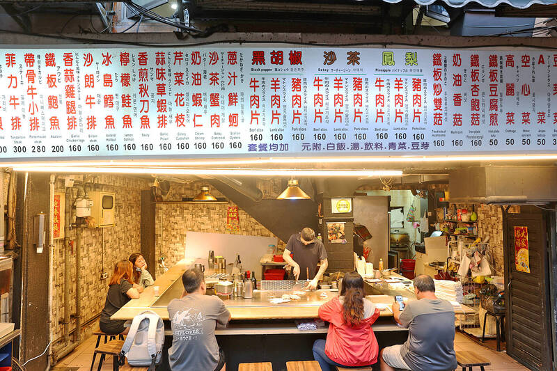 People dine at a food stall at the Shilin Night Market in Taipei yesterday.
Photo: CNA