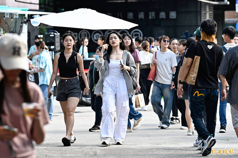 天氣風險公司表示，今日白天期間在迎風面的大台北、東半部地區仍有短暫陣雨，中南部山區午後也還是會有熱對流降雨。（資料照）