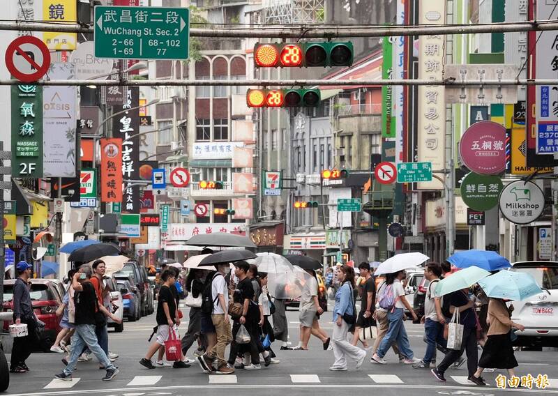 中央氣象署表示，今天桃園以北、東半部地區容易下雨，有局部大雨發生機率。（本報資料照）