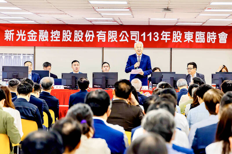 Shin Kong Financial Holding Co chairman Mark Wei speaks at the company’s extraordinary shareholder meetings in Taipei yesterday.
Photo courtesy of Shin Kong Financial Holding Co