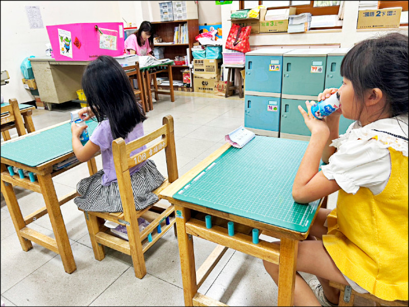 中央推動全國小學「班班喝鮮乳」，桃市學童最快10月16日可享用到國產乳品。（教育局提供）