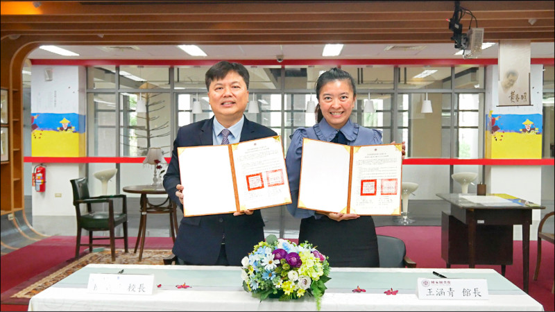 宜蘭大學校長陳威戎(左)與國家圖書館長王涵青(右)簽署「舊籍與文獻資料數位化」合作協議。(宜蘭大學提供) 宜蘭大學校長陳威戎(左)與國家圖書館長王涵青(右)簽署「舊籍與文獻資料數位化」合作協議。(宜蘭大學提供)
