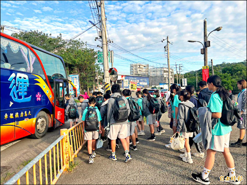 新竹市府規劃的南區通學專車延伸到明湖里，學生開心搭公車上學。（記者洪美秀攝）