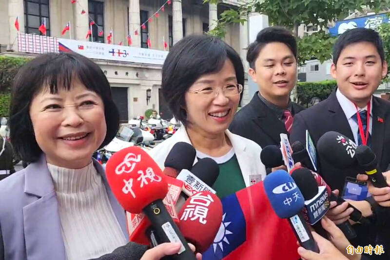 民進黨立委蘇巧慧（中）及林月琴（左）一早出席總統府國慶大典。（記者李文馨攝）