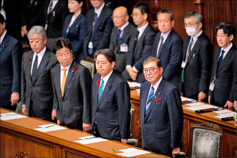 日本眾議院9日正式解散，石破茂（前排右一）新內閣上路8天便砍掉重練，成為日本在第二次世界大戰後最短命的內閣。（法新社）