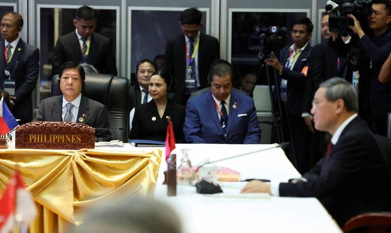 律賓總統小馬可仕（Ferdinand Marcos Jr.，左）就南海船隻碰撞事件向中國國務院總理李強（右）提出質疑。（路透）