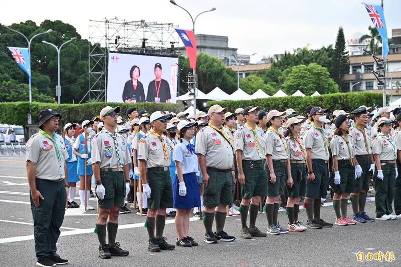 童軍在總統府前升旗唱國歌。(記者塗建榮攝) 童軍在總統府前升旗唱國歌。(記者塗建榮攝)