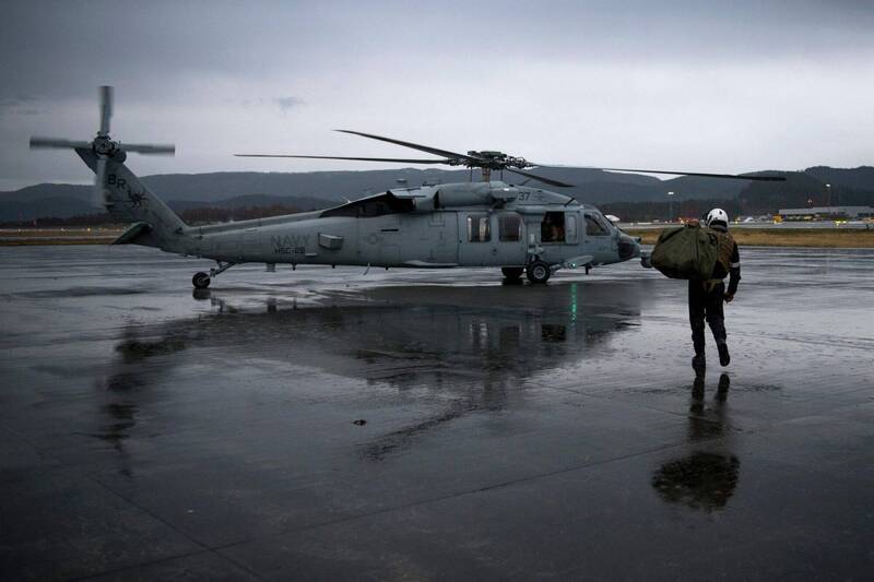 駐日美軍直升機不明原因迫降海灘 幸無人傷亡