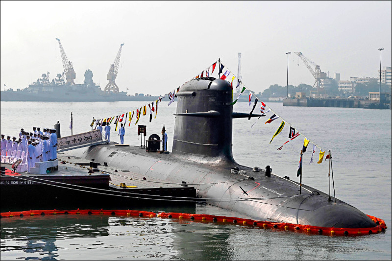 面對中國在印度洋影響力日漸壯大，印度正加速實現軍事現代化，並於九日通過建造兩艘新型核動力攻擊潛艦的計畫。圖為印度海軍現役鮋魚級（Scorpène-class）柴電潛艦「船帆座號」。（法新社）