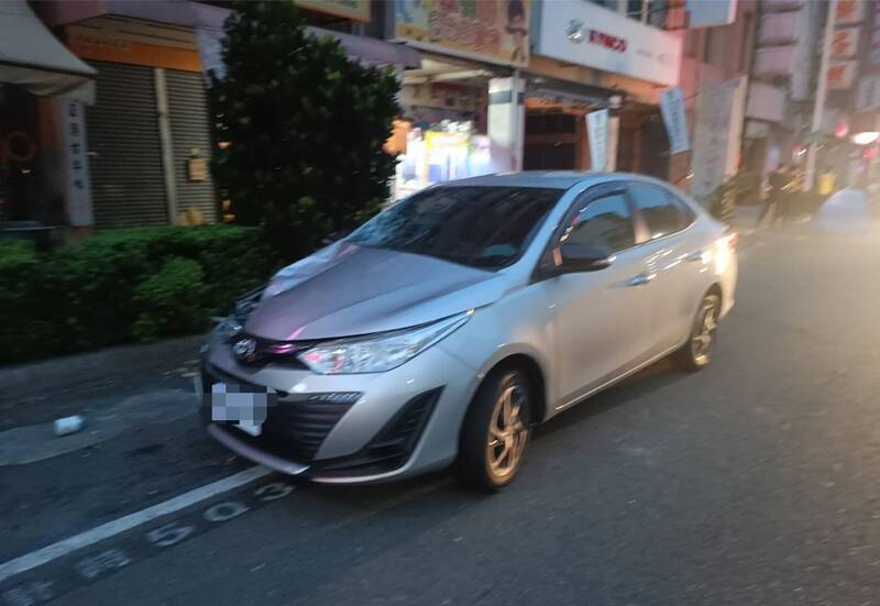 銀色轎車撞死婦人後留在現場，駕駛卻棄車逃逸。（民眾提供）