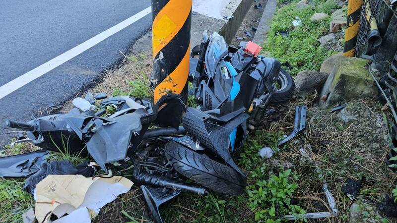 機車撞擊電桿，嚴重毀損變形。（圖由民眾提供）