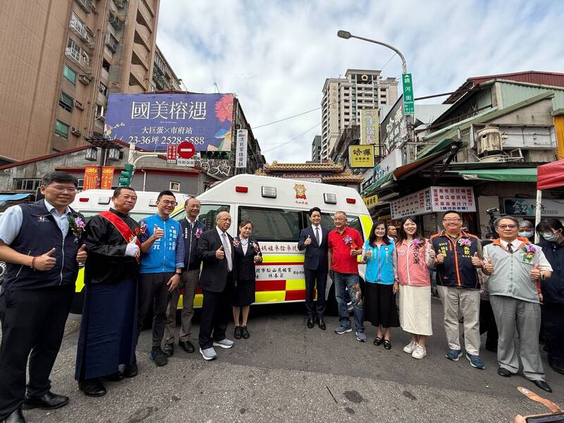 北市松山慈祐宮今捐贈高頂救護車2輛，由台北市市長蔣萬安出席接受捐贈。（記者邱俊福翻攝）