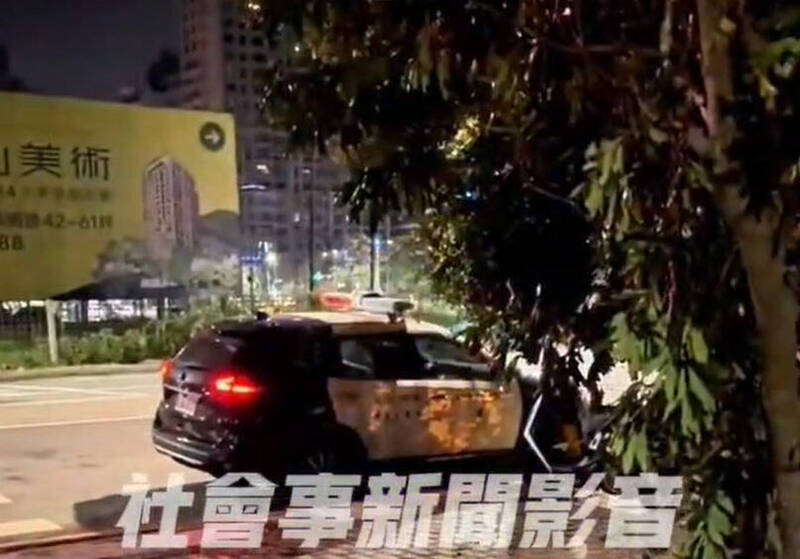 民眾深夜發現警車停放於路口，但車上警員卻坐在副駕駛座上玩手遊，將誇張行程全拍下。（擷取自社會事新聞影音）