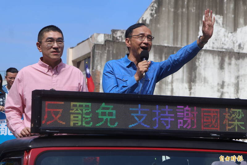 國民黨主席朱立倫替基隆市長謝國樑車掃助陣。（記者董冠怡攝）