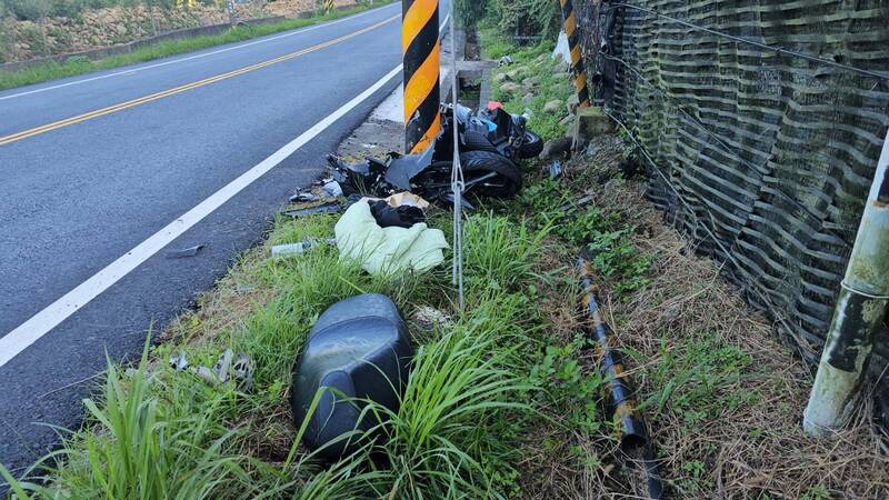 管、張2大學生共同騎乘的機車撞擊路邊電桿，嚴重毀損，2人送醫傷重不治。（民眾提供）