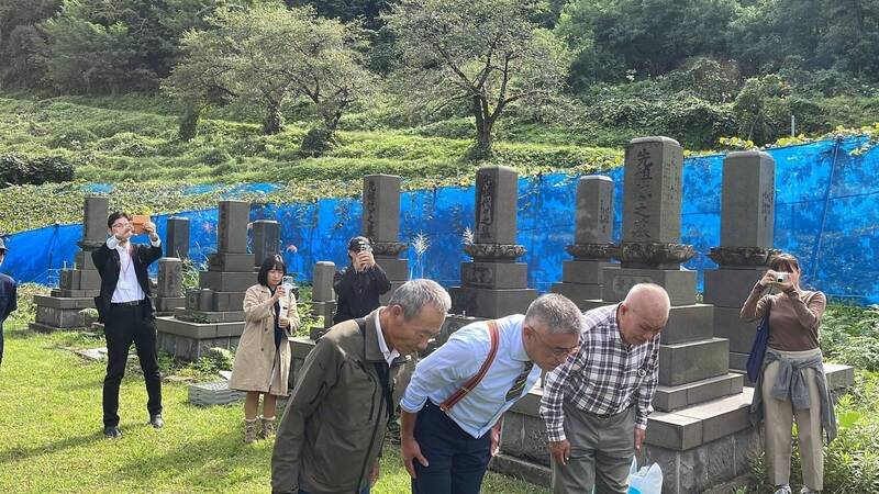 洪吉倍（左起）、陳千浩及父親陳正義的葡萄尋根之旅，引起日媒關注。（高餐大提供）