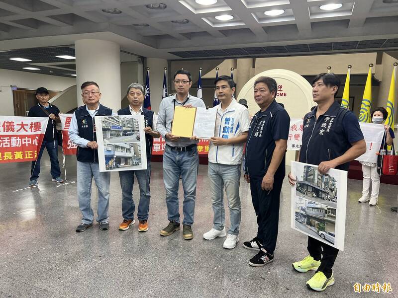 台北市政府規劃大安區黎元停車場改建「禮儀大樓」，引發地方強烈反對，議員曾獻瑩（右三）今（11日）協助4位里長到市議會拉起布條表達訴求，希望市府可以另尋地點。（記者甘孟霖攝）