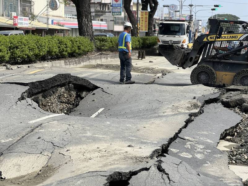 花壇鄉省道台一線南下車道今天下午突然整個炸裂開來，30公尺長路段崎嶇不平，猶如被砲彈轟炸過。（民眾提供）