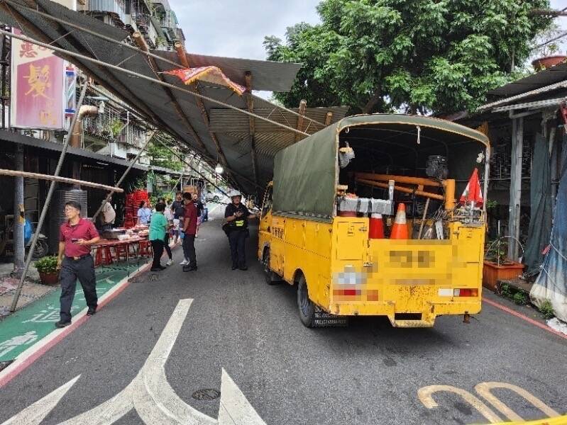 電信工程車撞毀棚架。（記者劉慶侯翻攝）