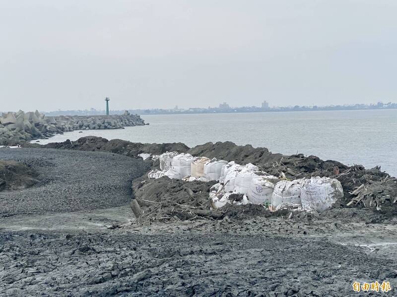 汕尾海岸堆置疏濬泥沙遭質疑，業者表示過篩後會用於養灘。（記者洪臣宏攝）