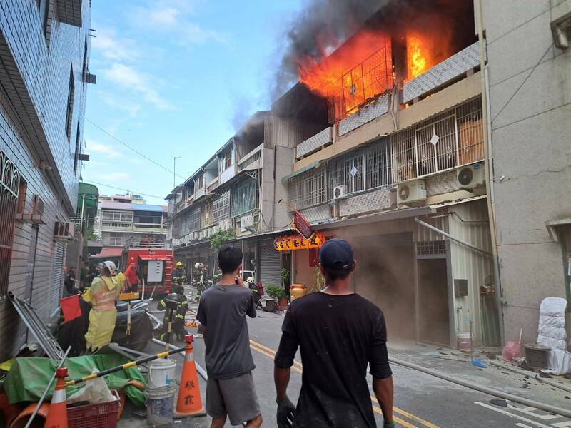 嘉市永吉二街民宅火警，熊熊火燄從3樓竄出。（民眾提供）