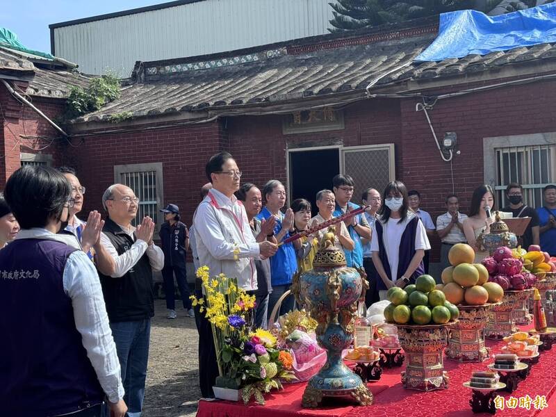 八德敦德堂木作屋桁腐蝕嚴重，桃園市政府斥資修復，市長張善政主持開工儀式。（記者謝武雄攝）