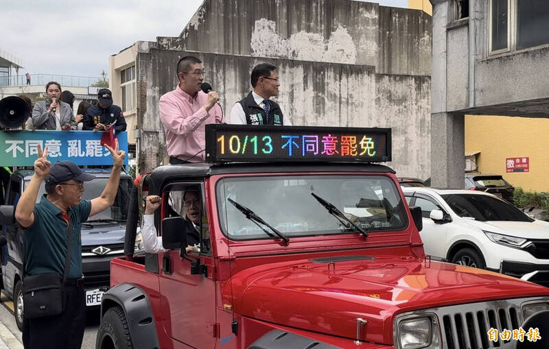 民眾黨立委林國成、張啟楷陪同基隆市長謝國樑車掃。（記者董冠怡攝）