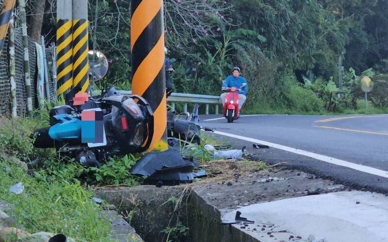 2名大學生共騎乘機車撞擊路邊電桿雙亡，地方盼改善。（圖由民眾提供）