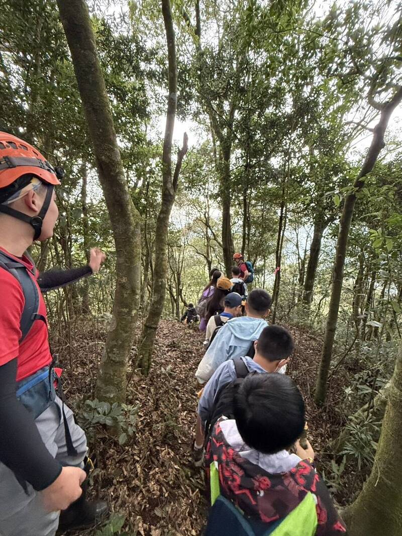 消防救援人員引導迷路國小師生安全下山。（記者黃政嘉翻攝）