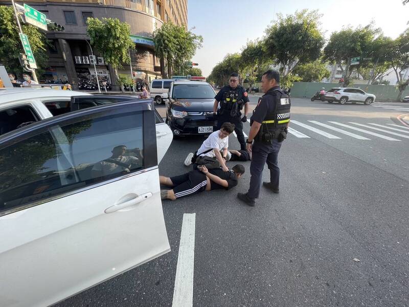 吳姓女子投資虛擬貨幣，遭詐騙集團騙走600萬，警方埋伏逮捕3名車手，包含2名未成年者。（民眾提供）