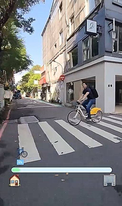 台北市長蔣萬安騎YouBike，在人行道及行人穿越道上。（記者楊心慧翻攝）