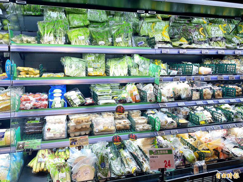 
Vegetables are pictured at a supermarket in Taipei on Thursday.
Photo: Cheng Chi-fang, Taipei Times