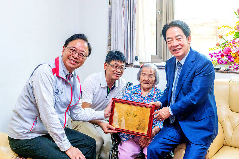 
President William Lai, right, with Taoyuan Mayor Simon Chang, left, pose for a photograph with centenarian Yeh Hsu Hsiu-ying at her Taoyuan residence yesterday.
Photo courtesy of the Taoyuan City Government