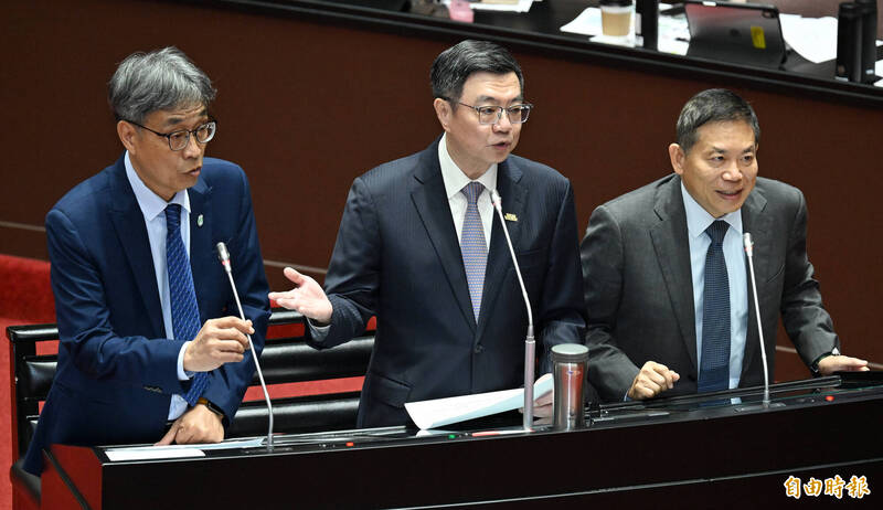 行政院長卓榮泰（中）表示，這是一個營養午餐，氣氛相當不錯，結果從好的方向開始，「快樂的人看到希望，憂慮多的人會看到遺憾」，盼大家快樂地往前走。（記者廖振輝攝）