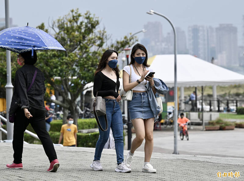 氣象署提醒，週六中部山區和南部午後有短暫雷陣雨，大台北與東半部也有機率降雨。（資料照）