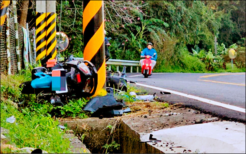 機車撞擊電桿，嚴重毀損變形。（民眾提供）