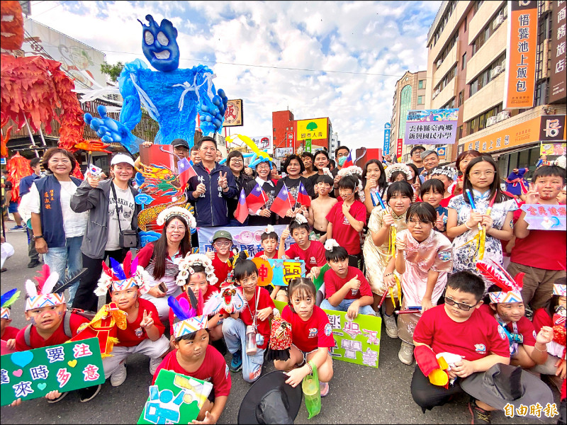 雲林國際偶戲節團隊在虎尾市街踩街，獲得民眾熱情歡迎。（記者黃淑莉攝）