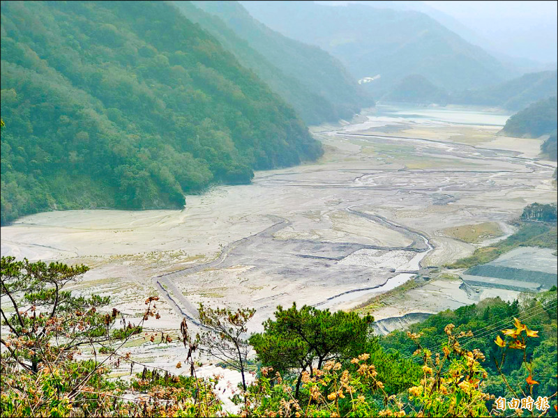 霧社水庫淤積率已達八十％，有效容量已經跌破三千萬立方公尺，每當乾旱蓄水量下跌，出現大片淤積。（記者佟振國攝）